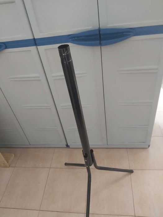 Cabide com pé em alumínio preto com 8 ganchos desmontável