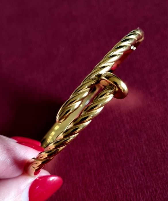 Pulseira/escrava dourada, em aço, do prego. Fácil aperto