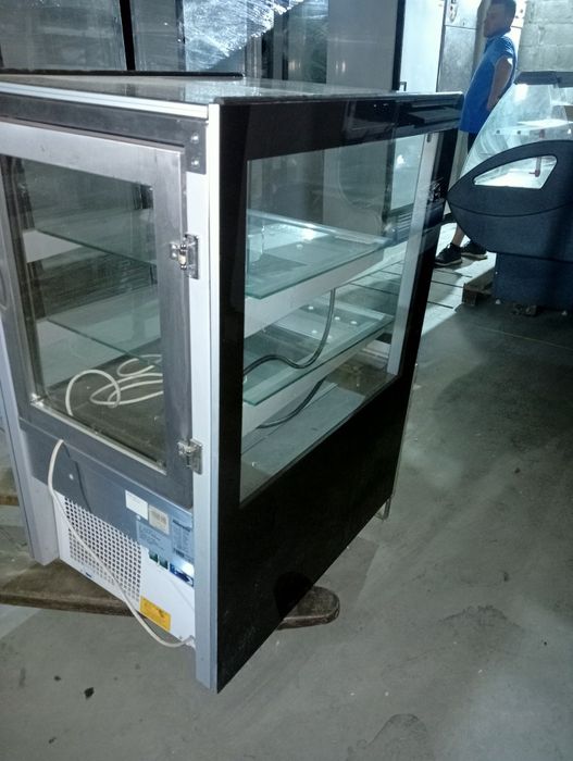 Кондитерська холодильна вітрина