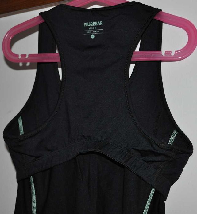 Sportowa koszulka ze stanikiem - PULL & BEAR - XS/S - czarna - KRAKÓW