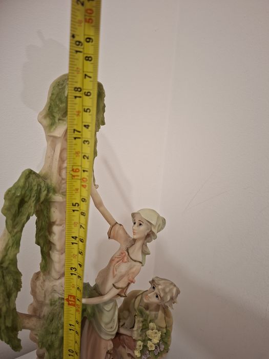 Estatueta de figuras