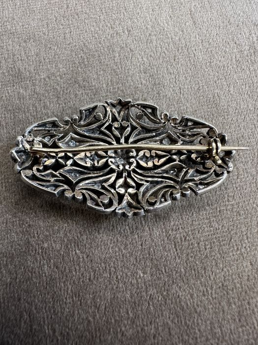 Alfinete /Pregadeira em prata, ouro e diamantes