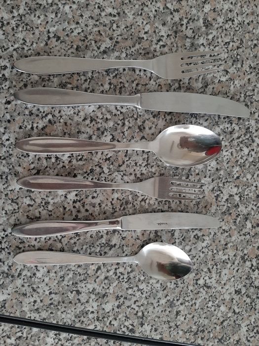 Mesas, cada uma com 4 cadeiras