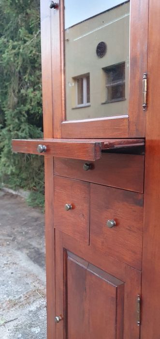 Witryna podświetlana z litego drewna