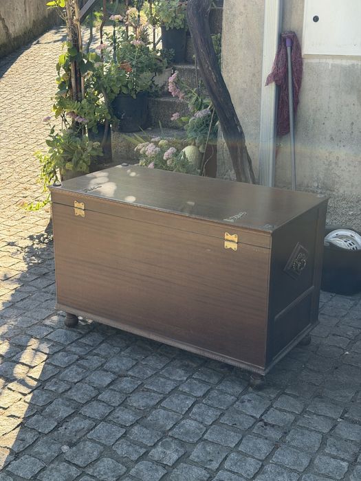 Bau de madeira rustico antigo com ferragens em bronze