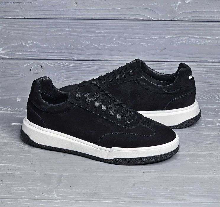 Женские черные коричневые замшевые кроссовки кеды на светлой подошве