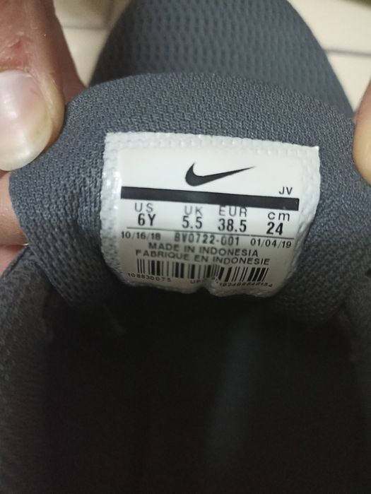 Tênis cinzentos Nike