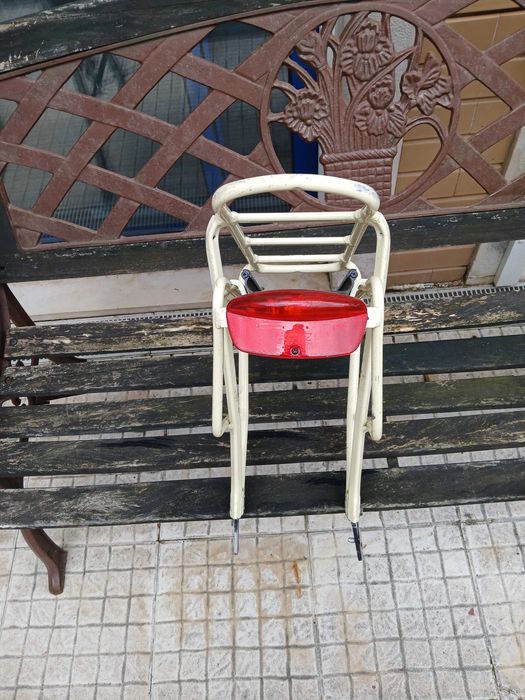 Porta bagagens com luz para bicicletas roda 24 ou inferior.