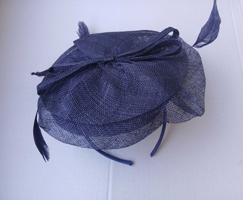 Капелюшок з пірь'ям на обідку обручі