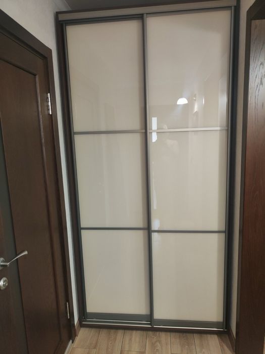 Двері розсувні окремо,  шафи купе з установкою.  Усе по вашим розмірам