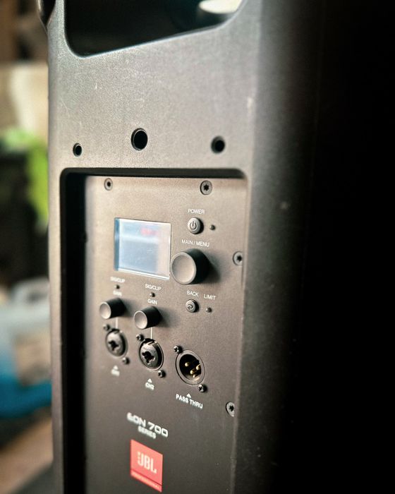 JBL EON715 com Covers Thomann