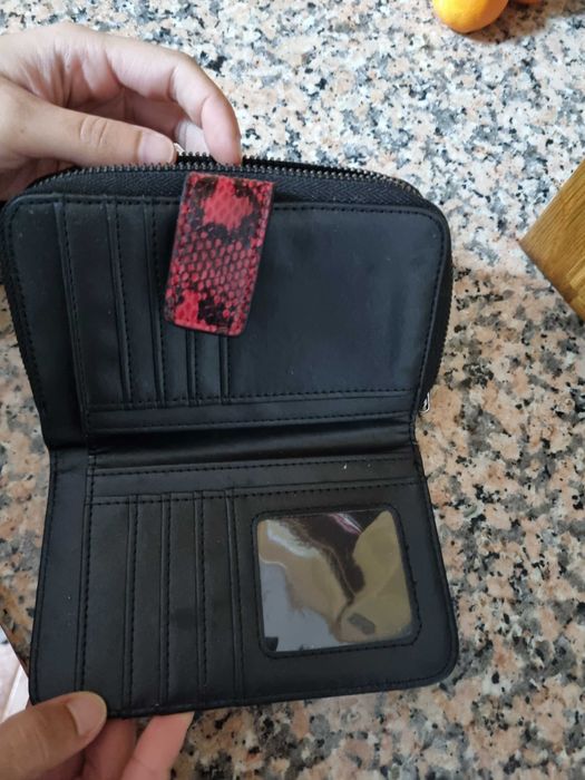 Carteira vermelha e preta