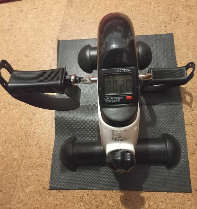 Pedaleira InnovaGoods para exercício caseiro