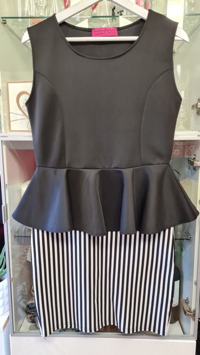 Sukienka z bakistą w modnym wzorem w paski