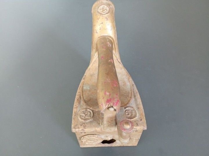 Ferro de engomar antigo 

Entrego no Barreiro