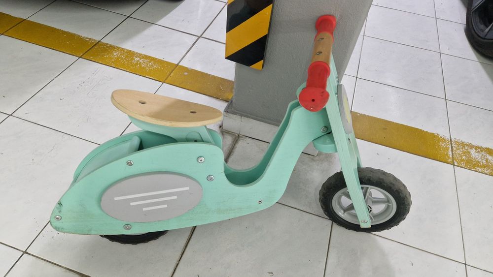Bocicleta de madeira criança