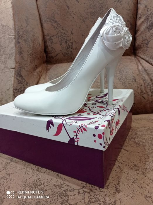 Кожаные свадебные туфли.