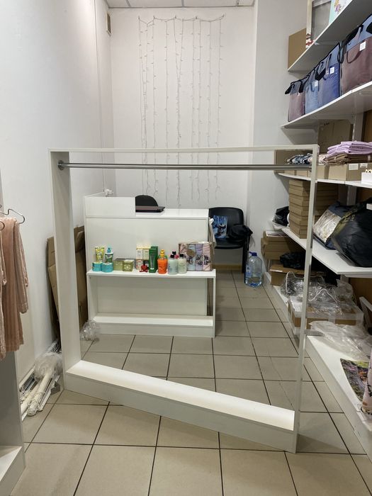 Стойка для одежды белая с трубой под вешалки оборудование для магазина