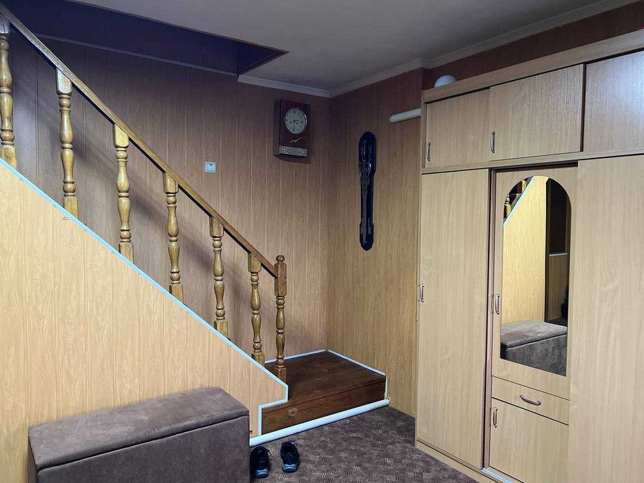 Продається просторий житловий будинок з земельною ділянкою 0,43 га