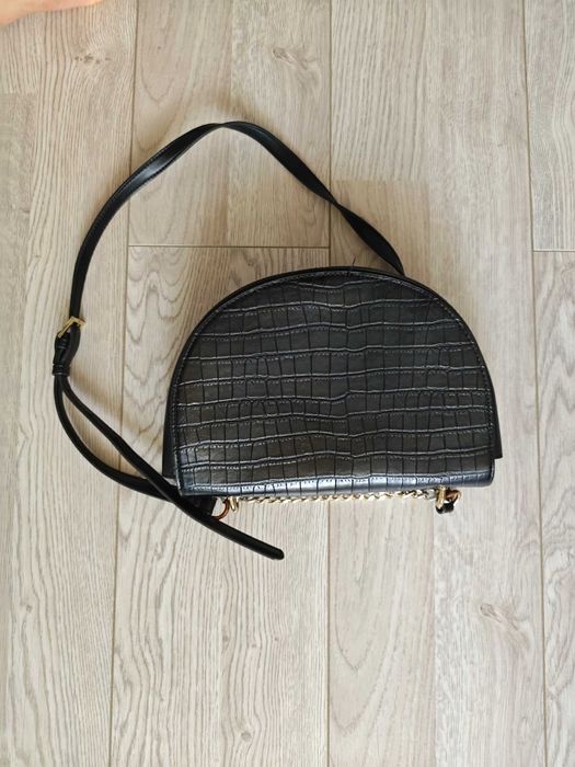 Torebka czarna crossbody Reserved