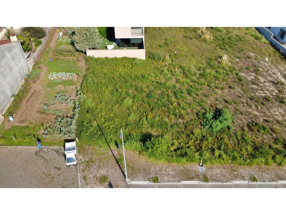 Lotes para moradias junto ao ISMAI