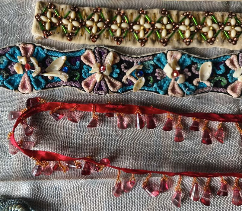 Lote de aplicações antigas para vestuário