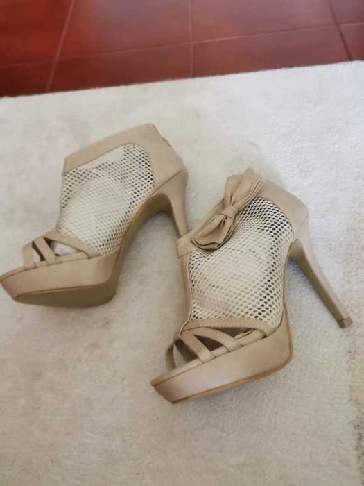 Sapatos novos em caixa original - tamanho 39