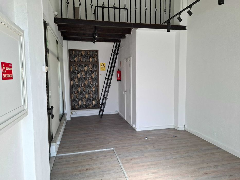 Loja para ARRENDAMENTO no Lumiar, excelente localização e visibilidade