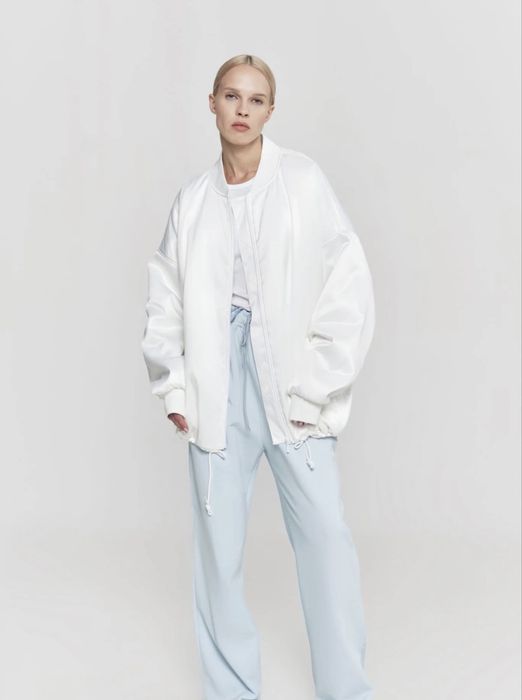 Бомбер білий атласний keep style