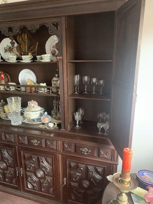 Cristaleira/Louceiro com Portas em Madeira Trabalhada Maciça