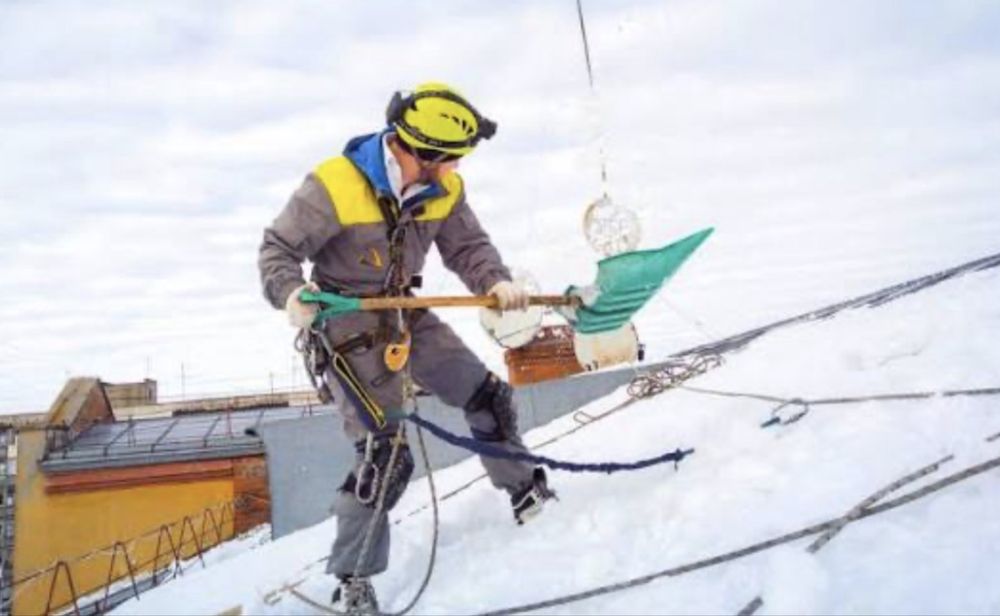 Чистка снігу з дахів Збивання бурульок Промисловий альпінізм