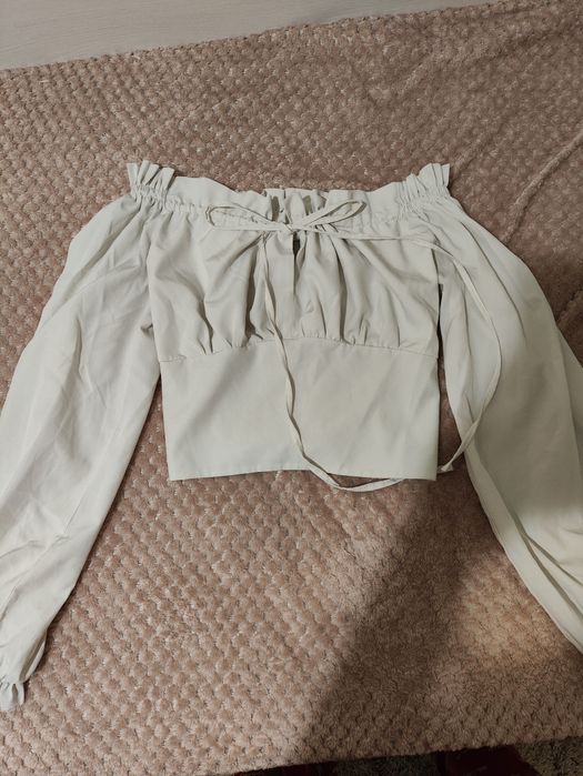 Блуза з відкритими плечима та пишними рукавами