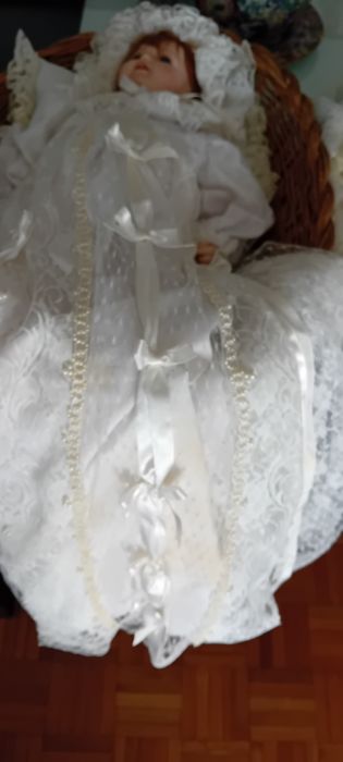 Bebé grandito vestido longo e touca.