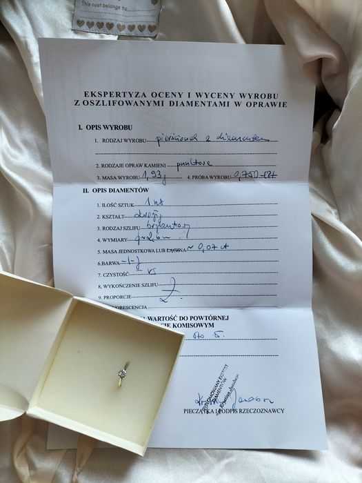 Złoty pierścionek z diamentem. Próba 750.
