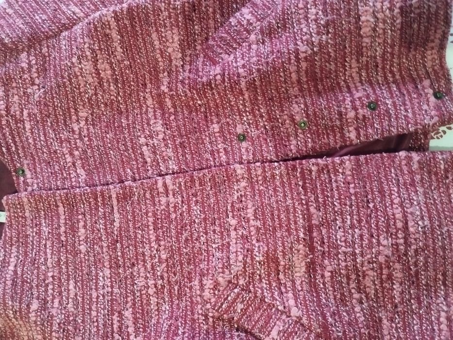 Elegância Intemporal: Casaco Curto em Tweed/Bouclé Vinho