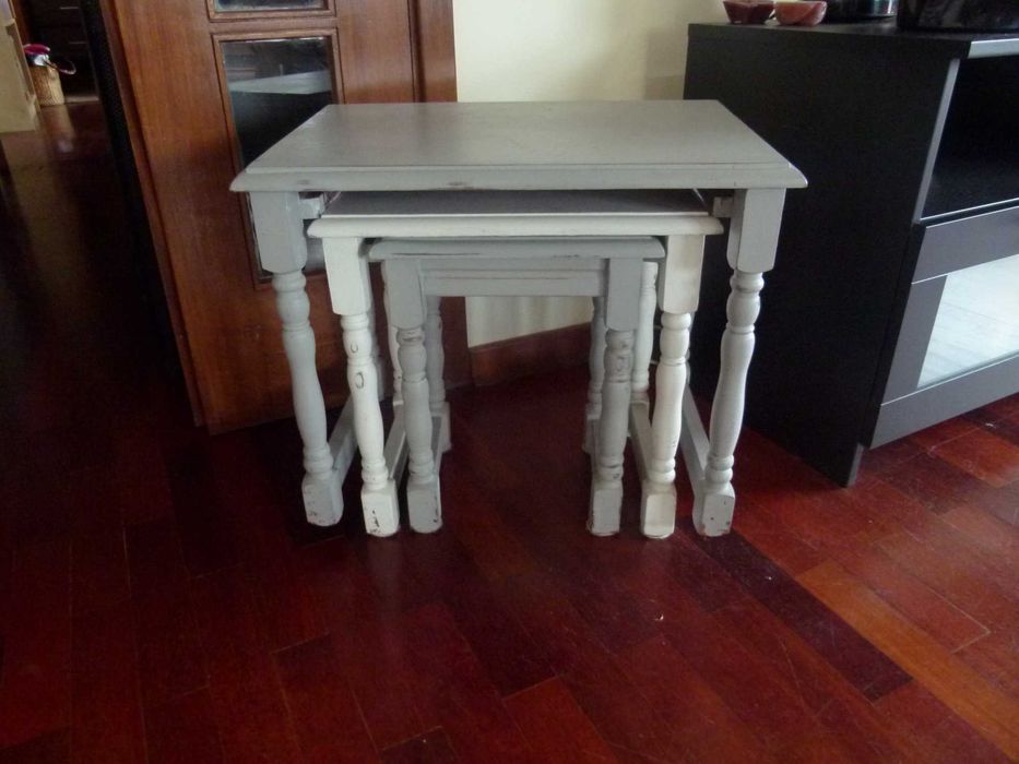 Conjunto de três mesinhas encaixaveis em madeira
