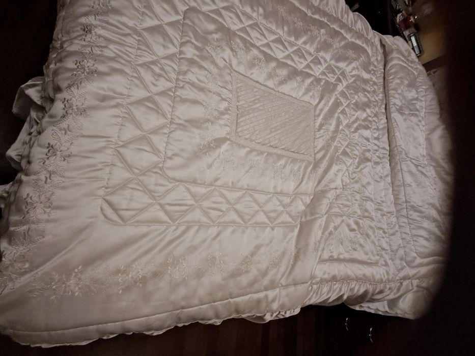 Colcha de casal  com bordado  e folhos,2,10× 1,40 ,folhos 45