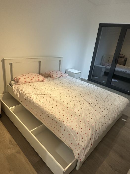 Cama com colchão e cabeceira