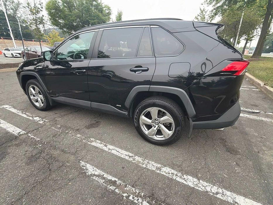 Toyota RAV4 Hybrid XLE Premium      2021