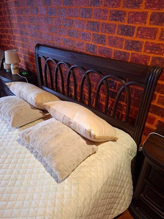 Cama, cómoda , mesas de cabeceira tudo em mogno 270€