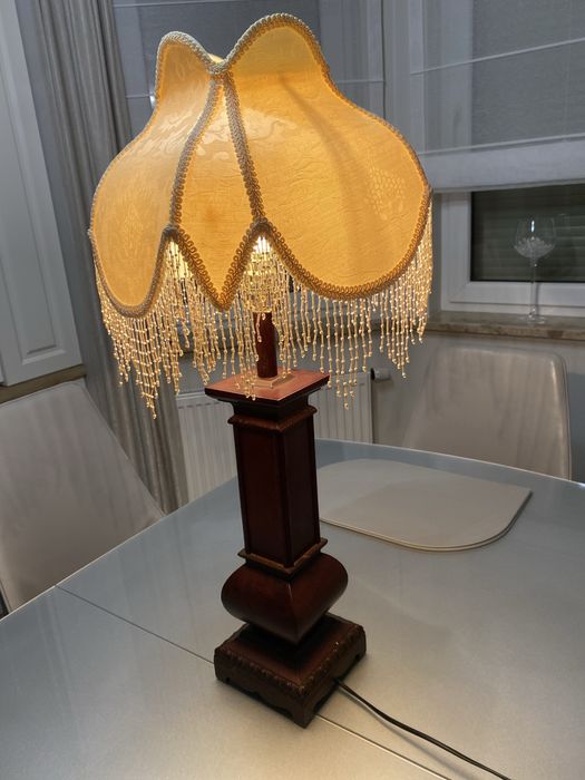 Elegancka lampa stołowa w stylu klasycznym
