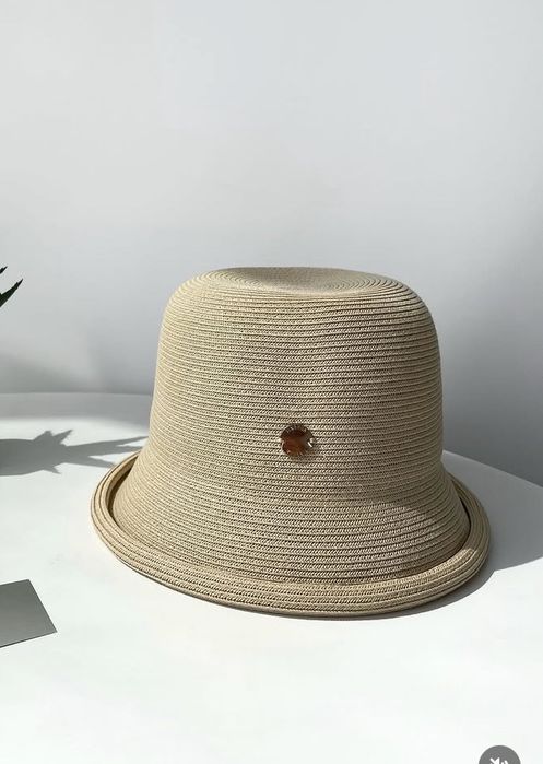 Жіночий капелюх, елегантний літній аксессуар