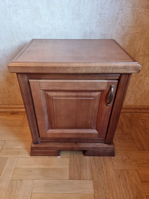 Тумба приліжкова