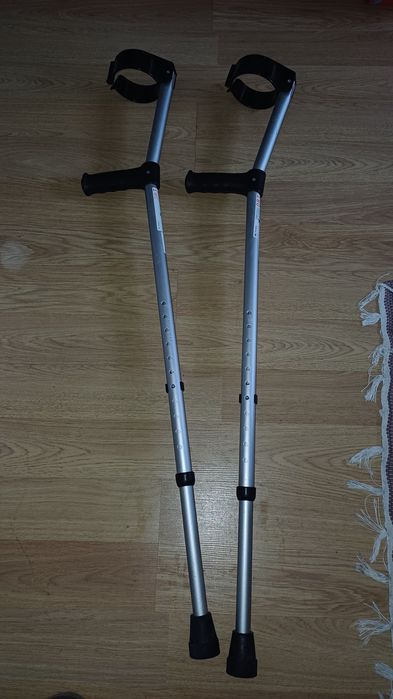 Bota ortopédica e canadianas