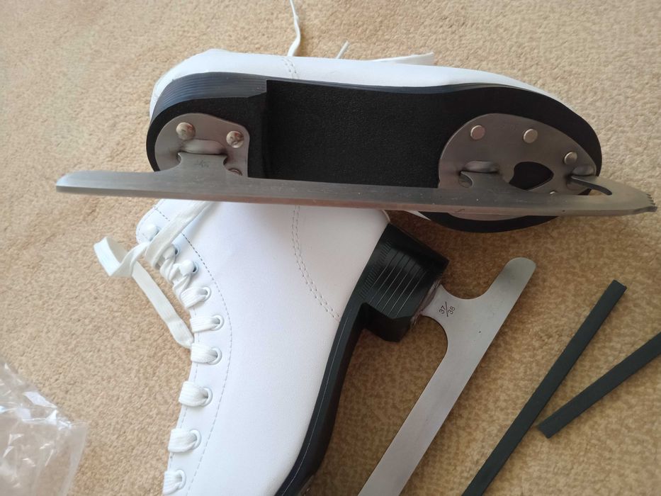 Ковзани жіночі  розмір 37/38 НОВІ, Коньки. В упаковці.