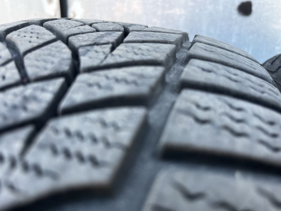 Продам пару зимових шин GoogYear 205/55 R16