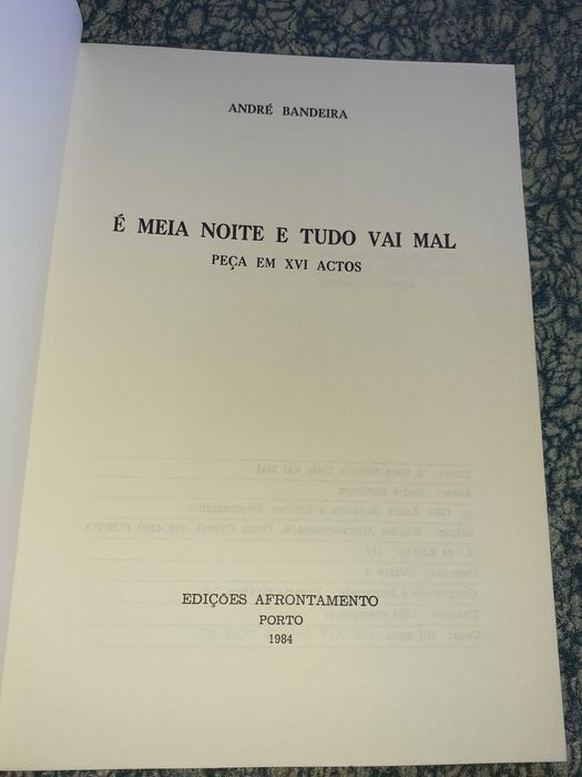 É  Meia- Noite e tudo vai Mal Peça em  XVI ACTOS