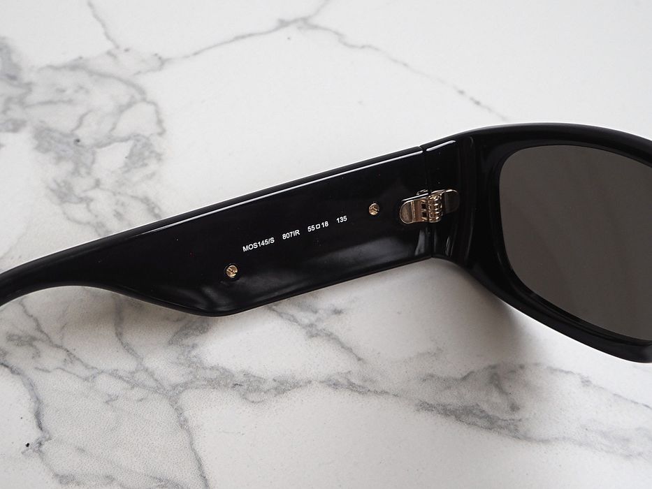 Czarne okulary przeciwsł. – stylowy dodatek z charakterem Moschino