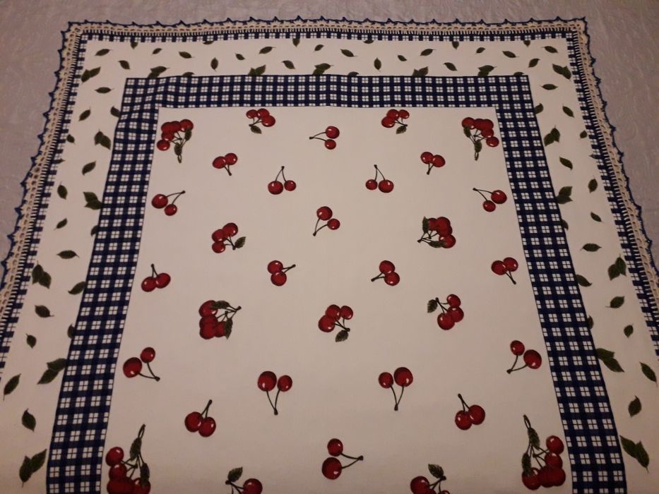 Três toalhas de mesa pequenas