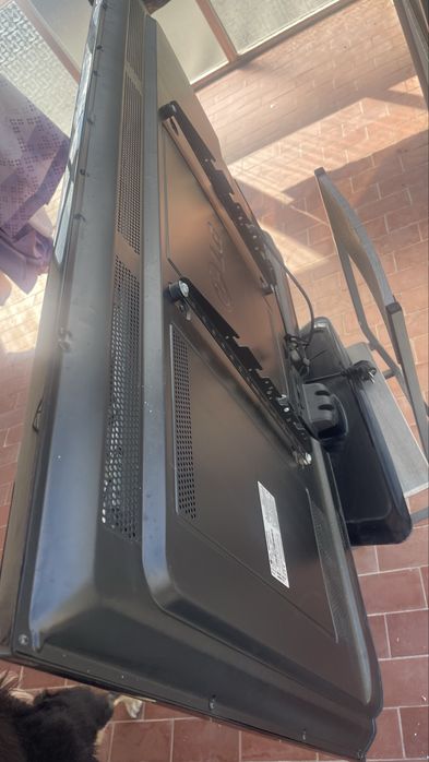 Televisao LG o suporte de baixo  sai